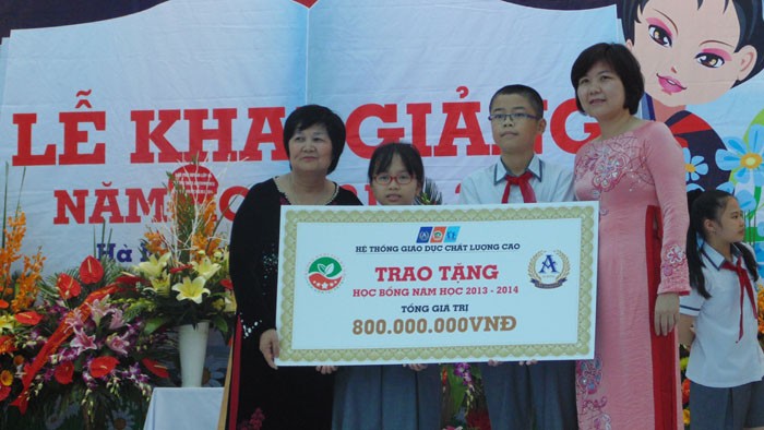 2 học sinh đạt 100% học bổng thay mặt các bạn lên nhận học bổng của trường năm học 2013 - 2014.